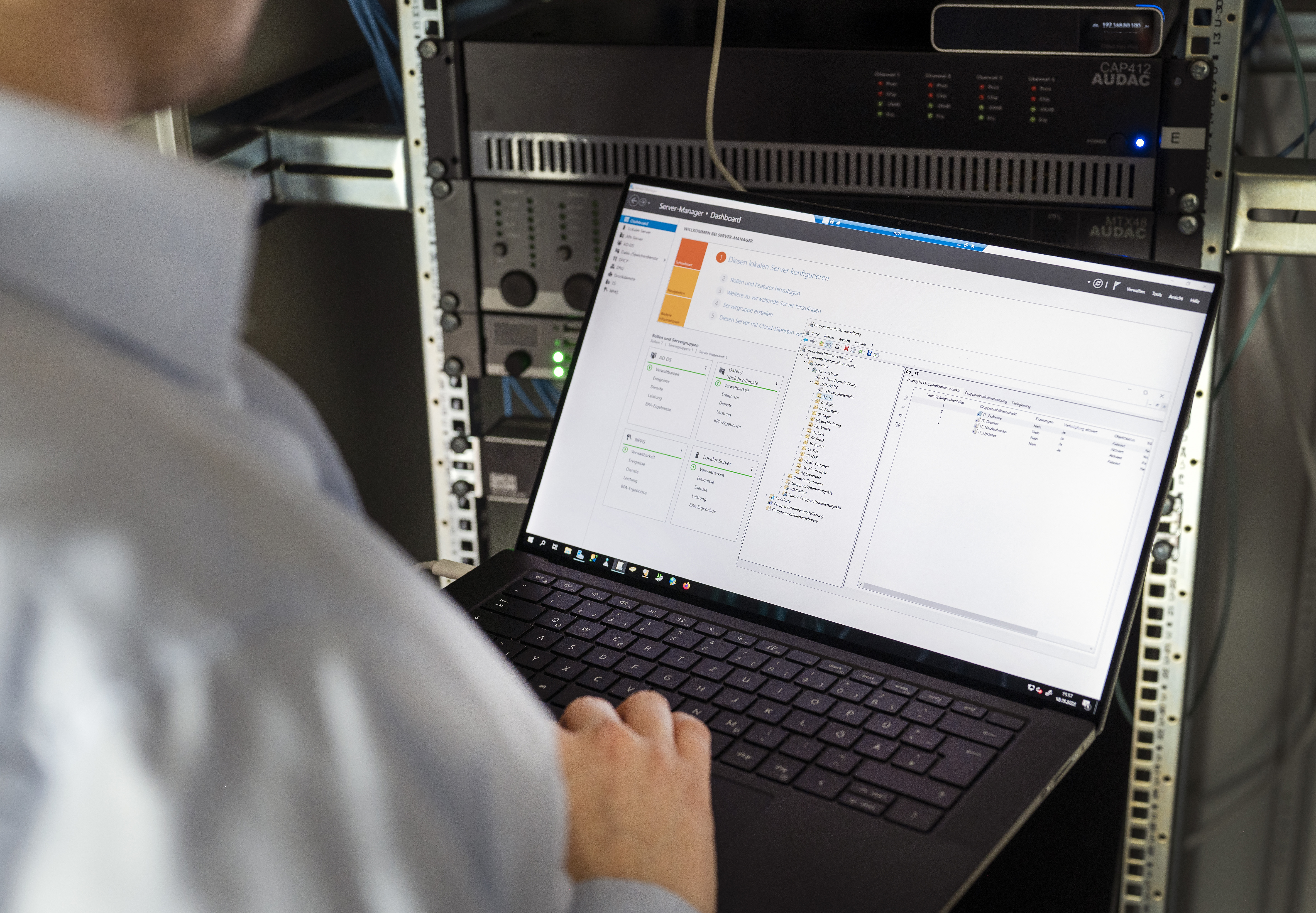 IT-Techniker am Serverschrank