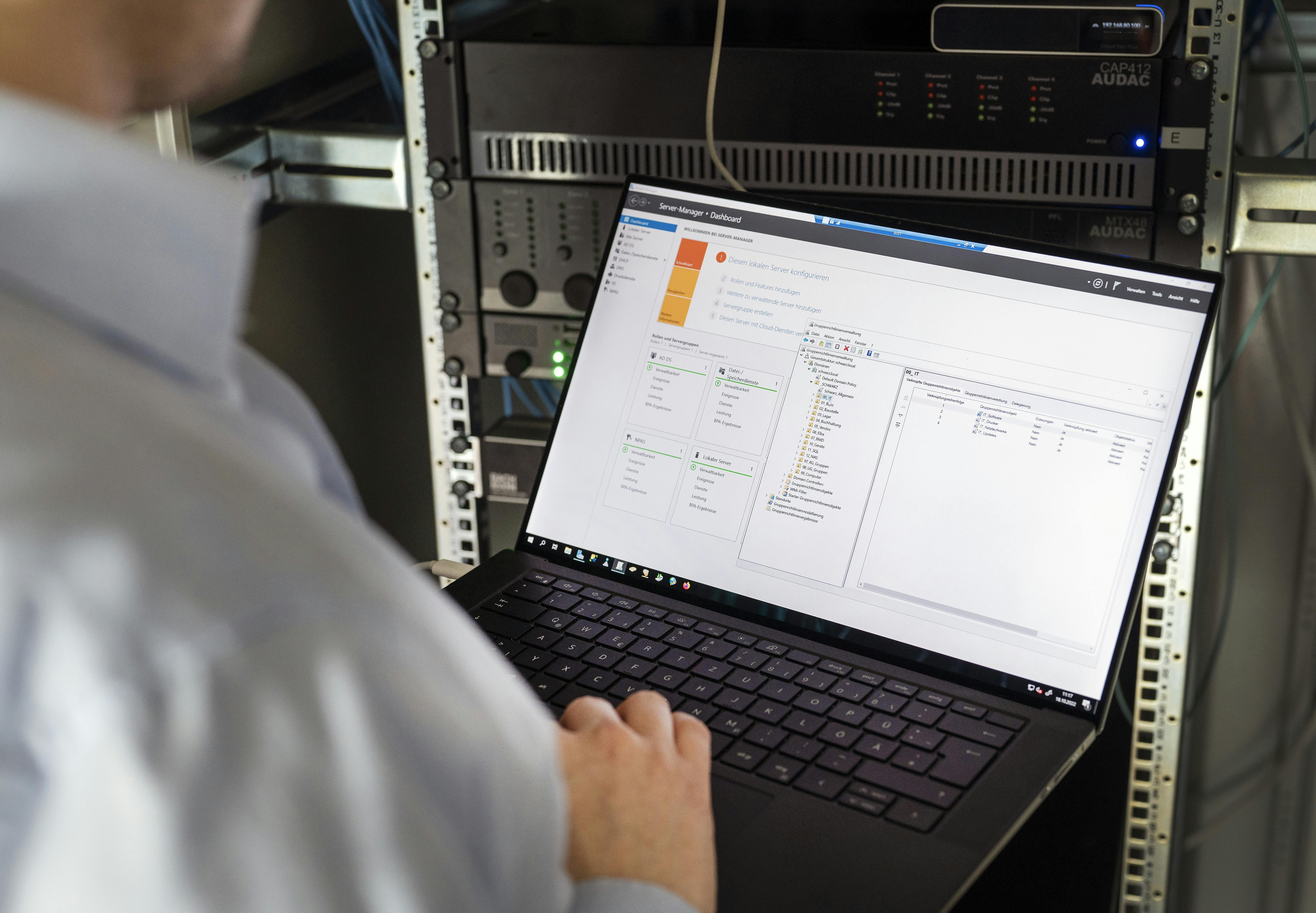 IT-Techniker am Serverschrank