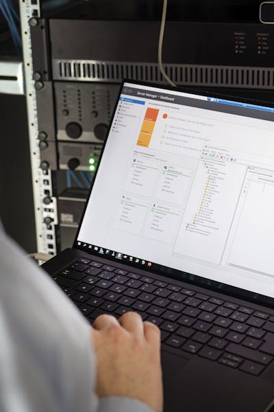 IT-Techniker am Serverschrank