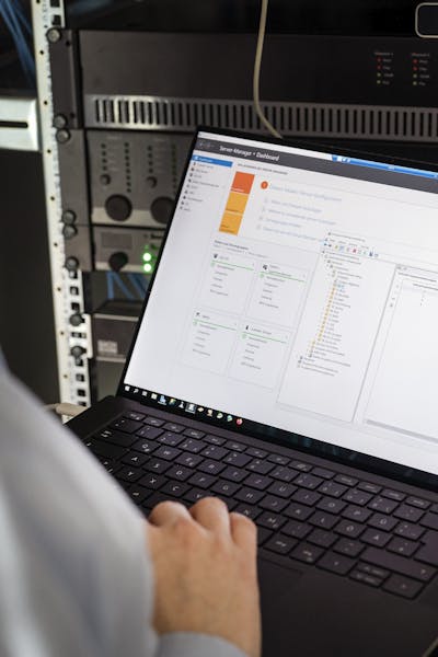 IT-Techniker am Serverschrank