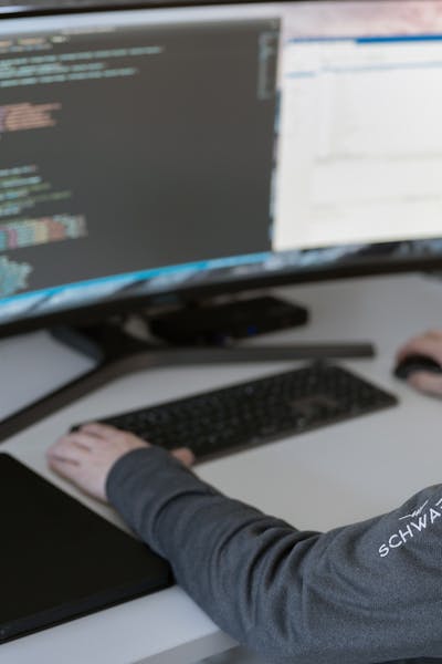 Mitarbeiter beim Programmieren