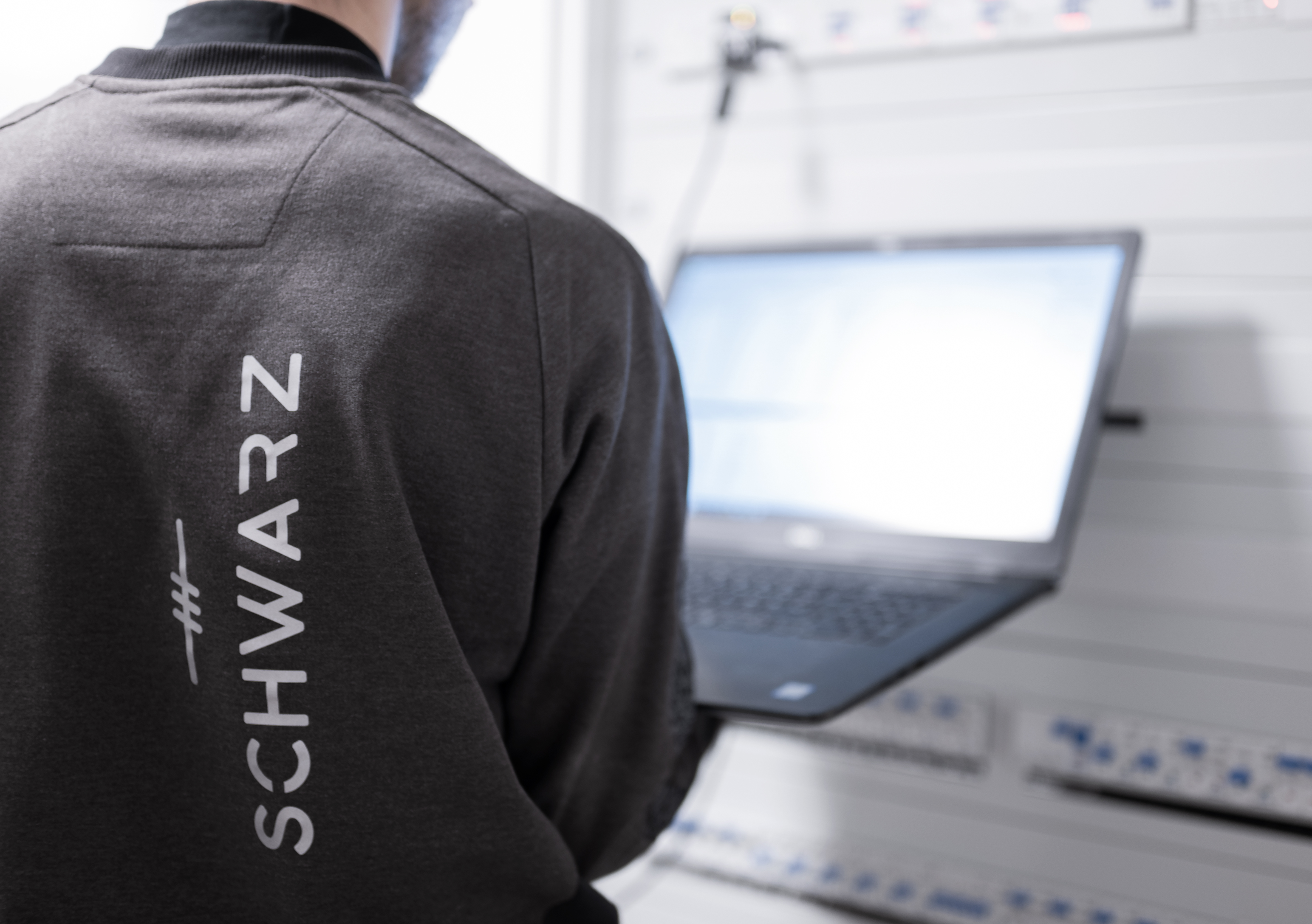 Mitarbeiter beim Programmieren eines KNX-Projektes