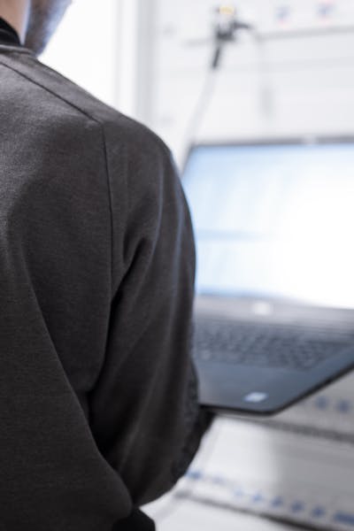 Mitarbeiter beim Programmieren eines KNX-Projektes