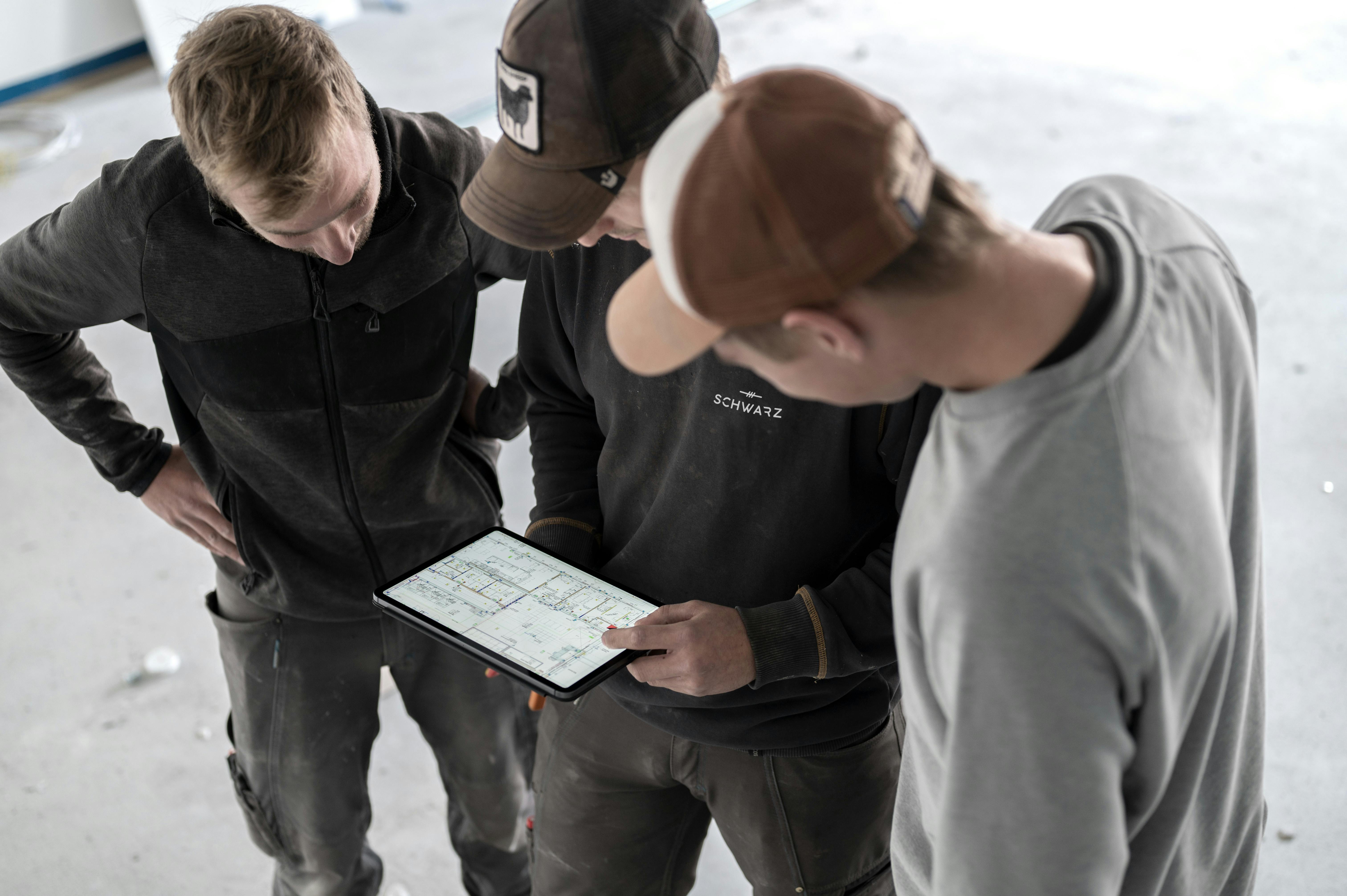 Mitarbeiter bei einer Besprechung auf der Baustelle
