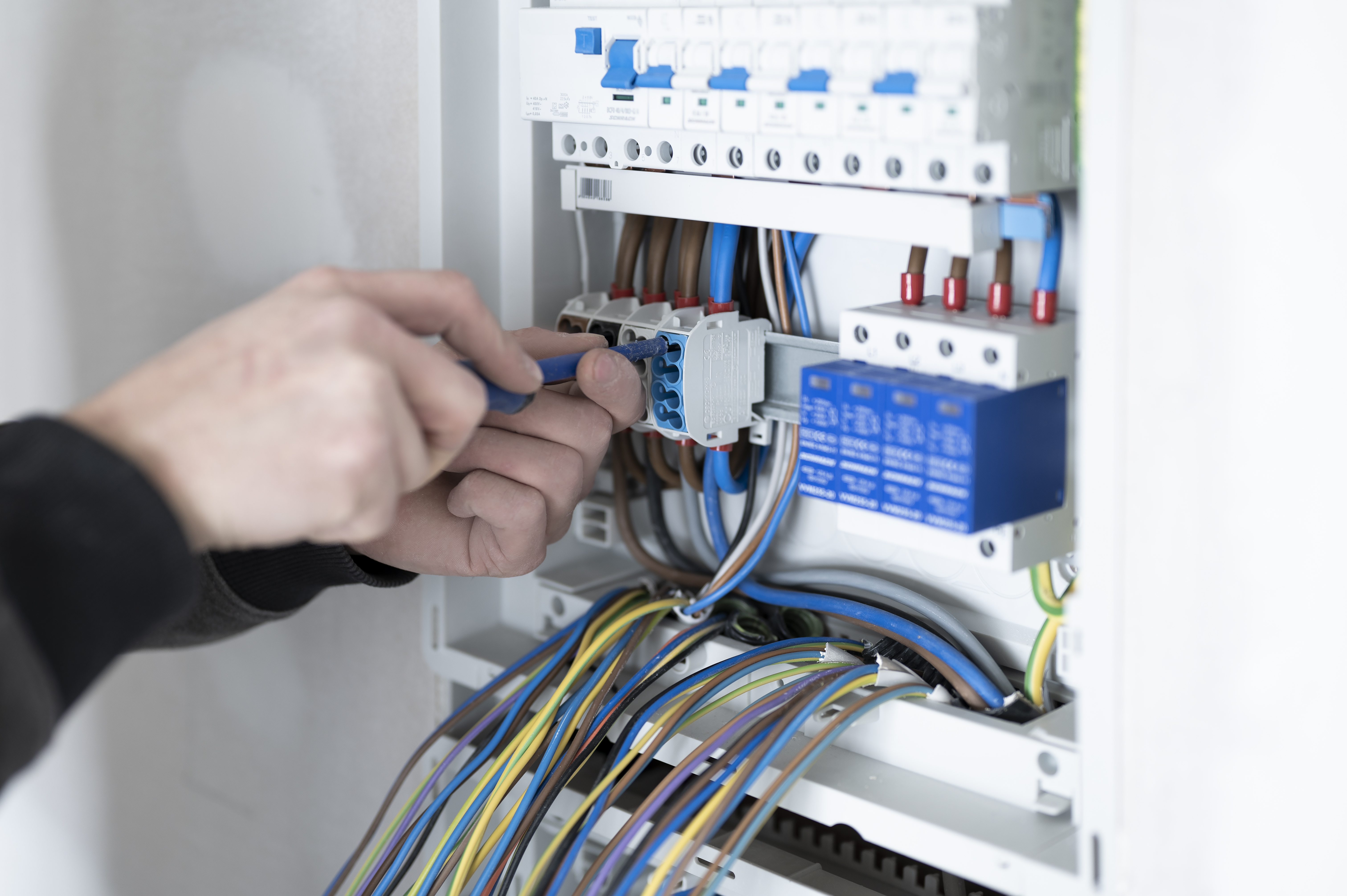 Mitarbeiter beim Verteilerbau