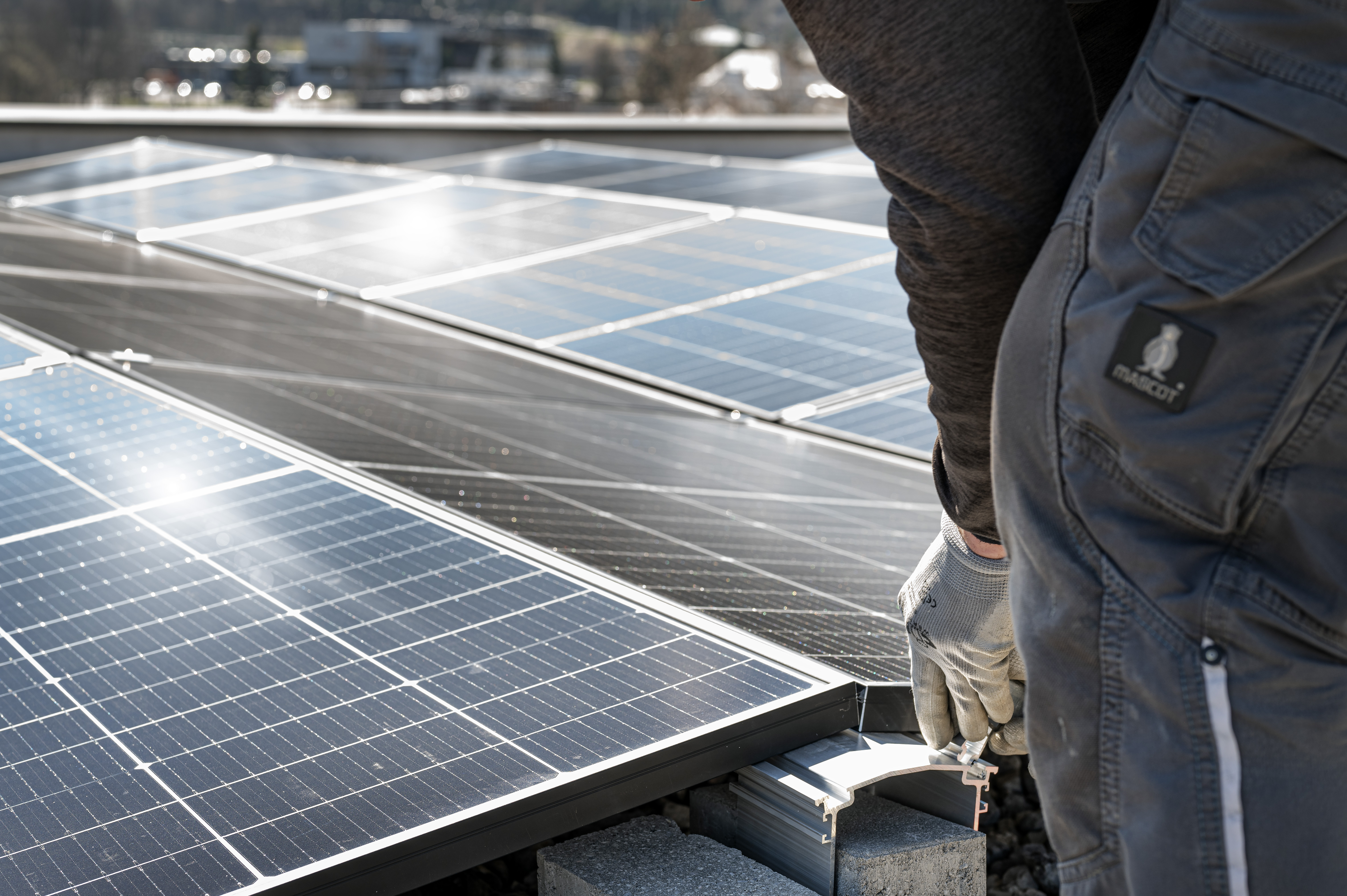 Montage von Photovoltaik Modulen