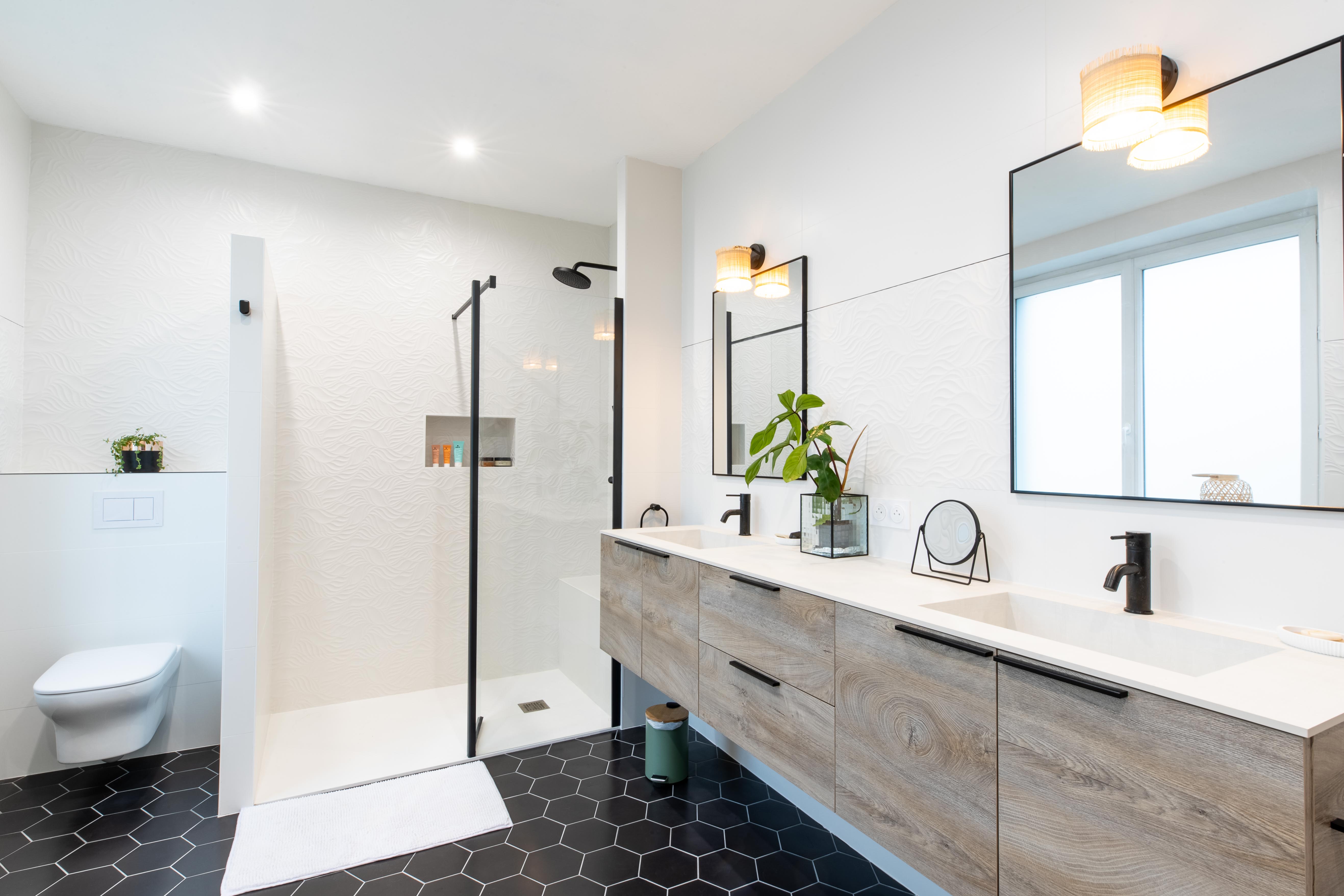 Rénovation de salle de bain et création de salle d'eau à Landerneau : une salle de bain moderne et lumineuse avec receveur extraplat, douche à l'italienne