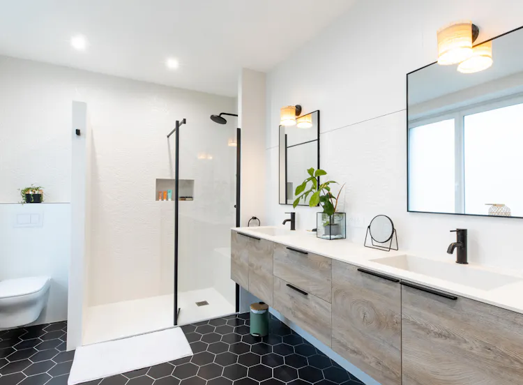 Rénovation de salle de bain et création de salle d'eau à Gouesnou : une salle de bain moderne et lumineuse avec receveur extraplat, douche à l'italienne