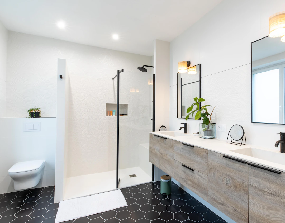 Rénovation de salle de bain et création de salle d'eau à Landerneau : une salle de bain moderne et lumineuse avec receveur extraplat, douche à l'italienne