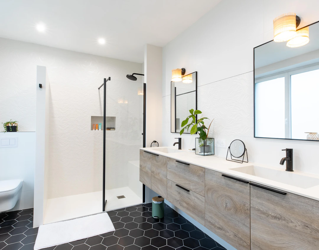 Rénovation de salle de bain et création de salle d'eau à Landerneau : une salle de bain moderne et lumineuse avec receveur extraplat, douche à l'italienne