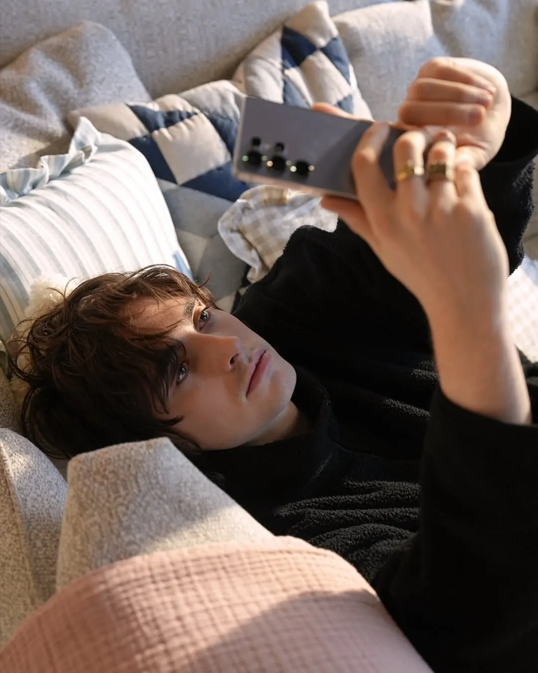 The ultimate night in with the Samsung Galaxy S25 Series