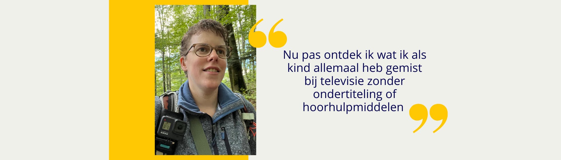 Portret van Anja met een geel blok eromheen. Ernaast staat tussen gele aanhalingstekens: Nu pas ontdek ik wat ik als kind allemaal heb gemist bij televisie zonder ondertiteling of hoorhulpmiddelen.