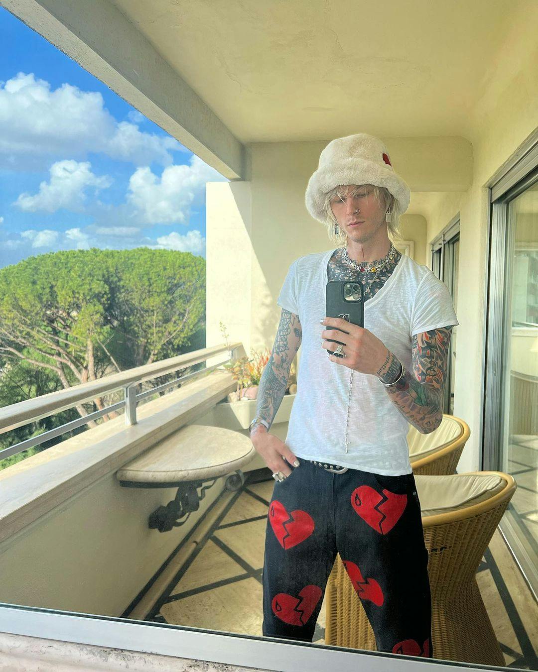 Machine Gun Kelly taking a selfie