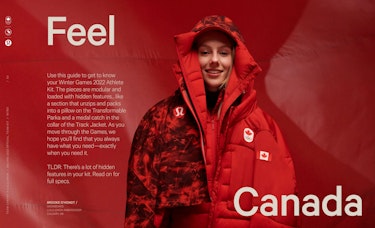 Brooke D'Hondt souriant, portant deux manteaux rouges  Équipe Canada et lululemon l'un sur l'autre. Le texte dit « Feel Canada ».