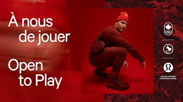 Photo de Justin Kripps accroupi, portant des vêtements rouges Équipe Canada et lululemon. Le texte dit « Open to play » et « À nous de jouer ».