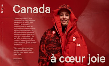 Brooke D'Hondt souriant, portant deux manteaux rouges  Équipe Canada et lululemon l'un sur l'autre. Le texte dit « Canada à coeur joie ».