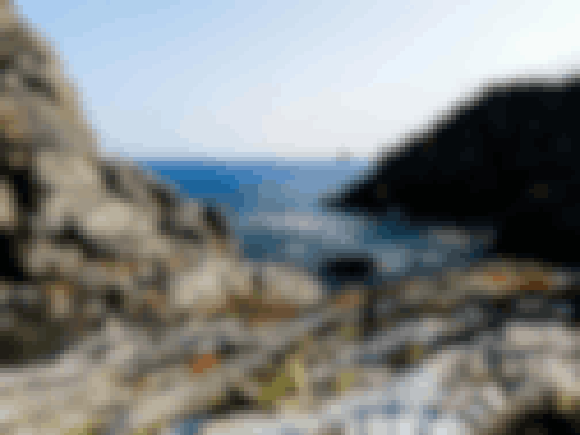 Bras de mer entre deux falaises en Cap Sizun