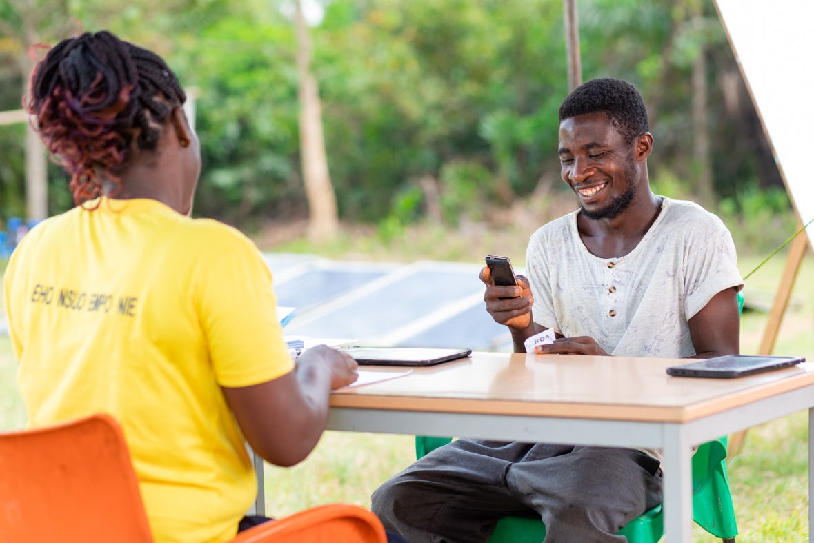 Ein Farmer erhält seine Zahlung auf sein Smartphone.