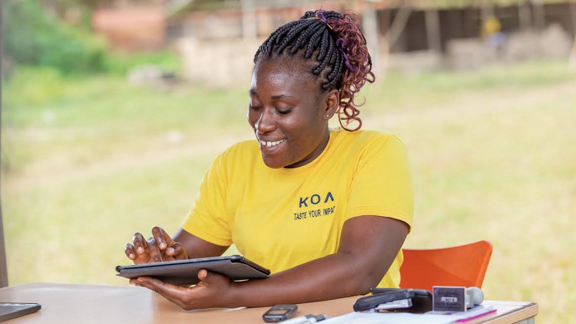 Eine Koa Mitarbeiterin mit einem Tablet in der Hand.