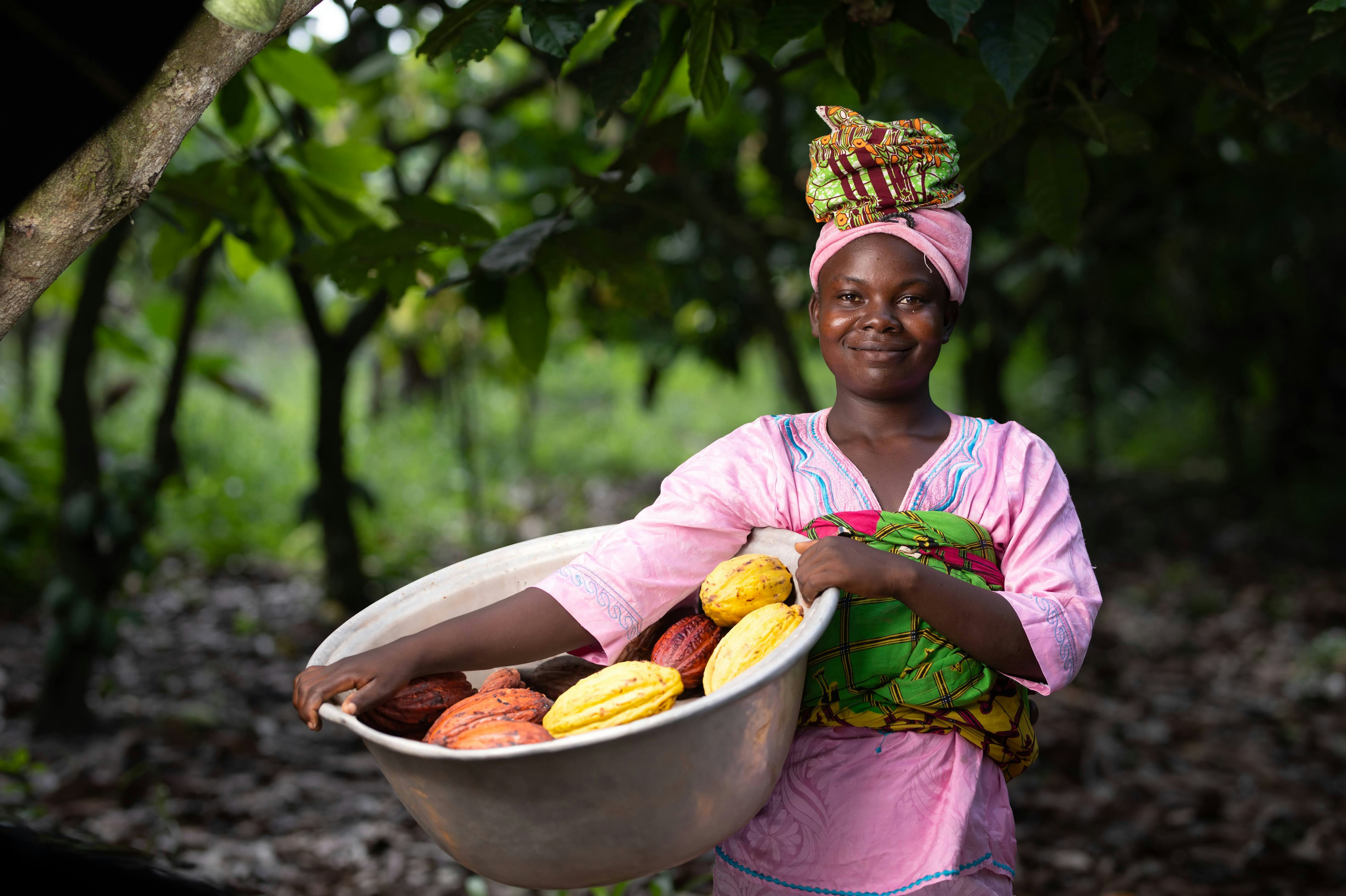 Bäuerin mit Kakaoschoten