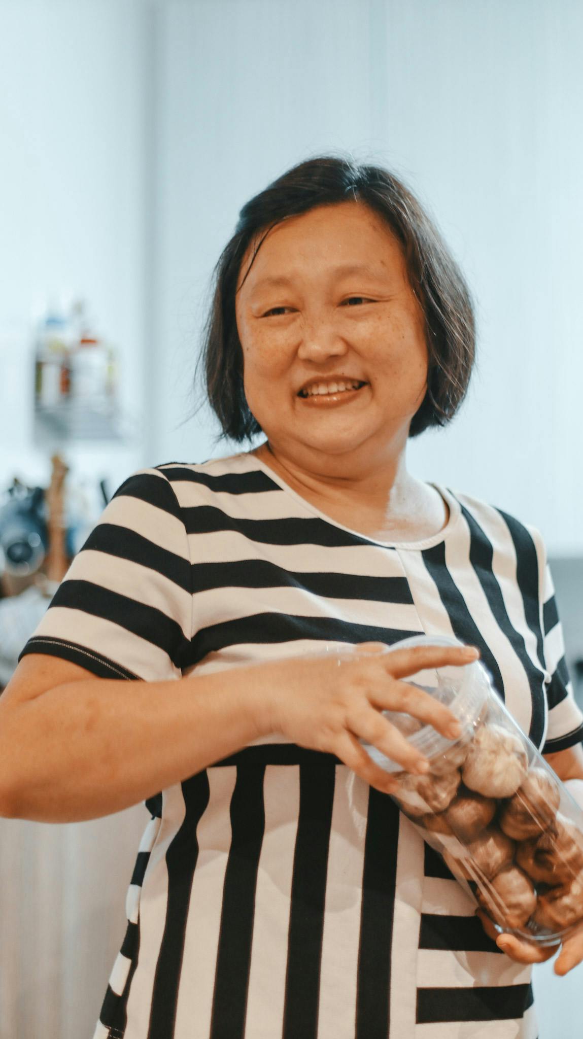 Lovely Aunty Pek showing us her ingredients