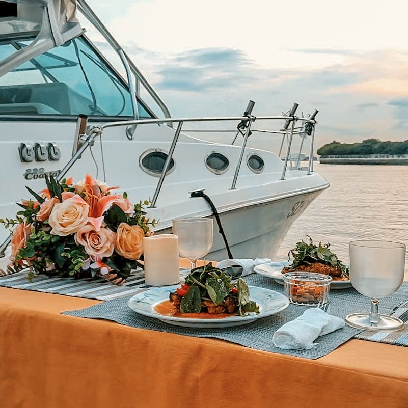 Can the yacht provide food and drinks?