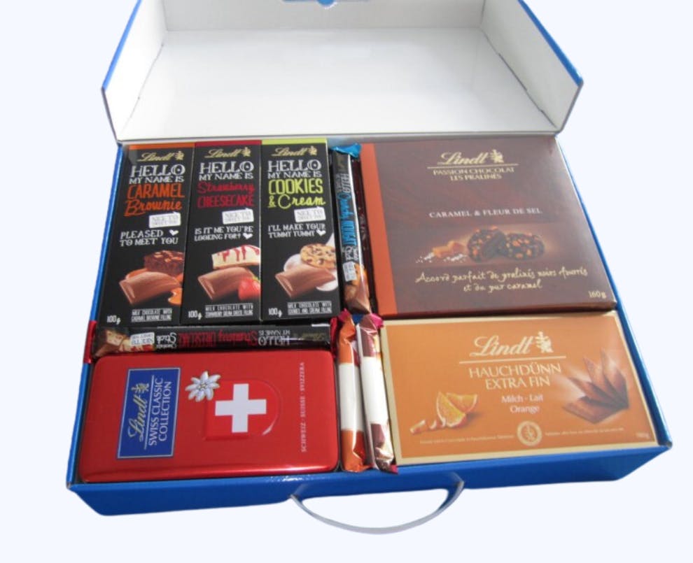 Aktions-Lindt-Schokoladenkoffer gefüllt mit verschiedenen Lindt-Produkten, angeboten als Naturaldividende für Aktionäre