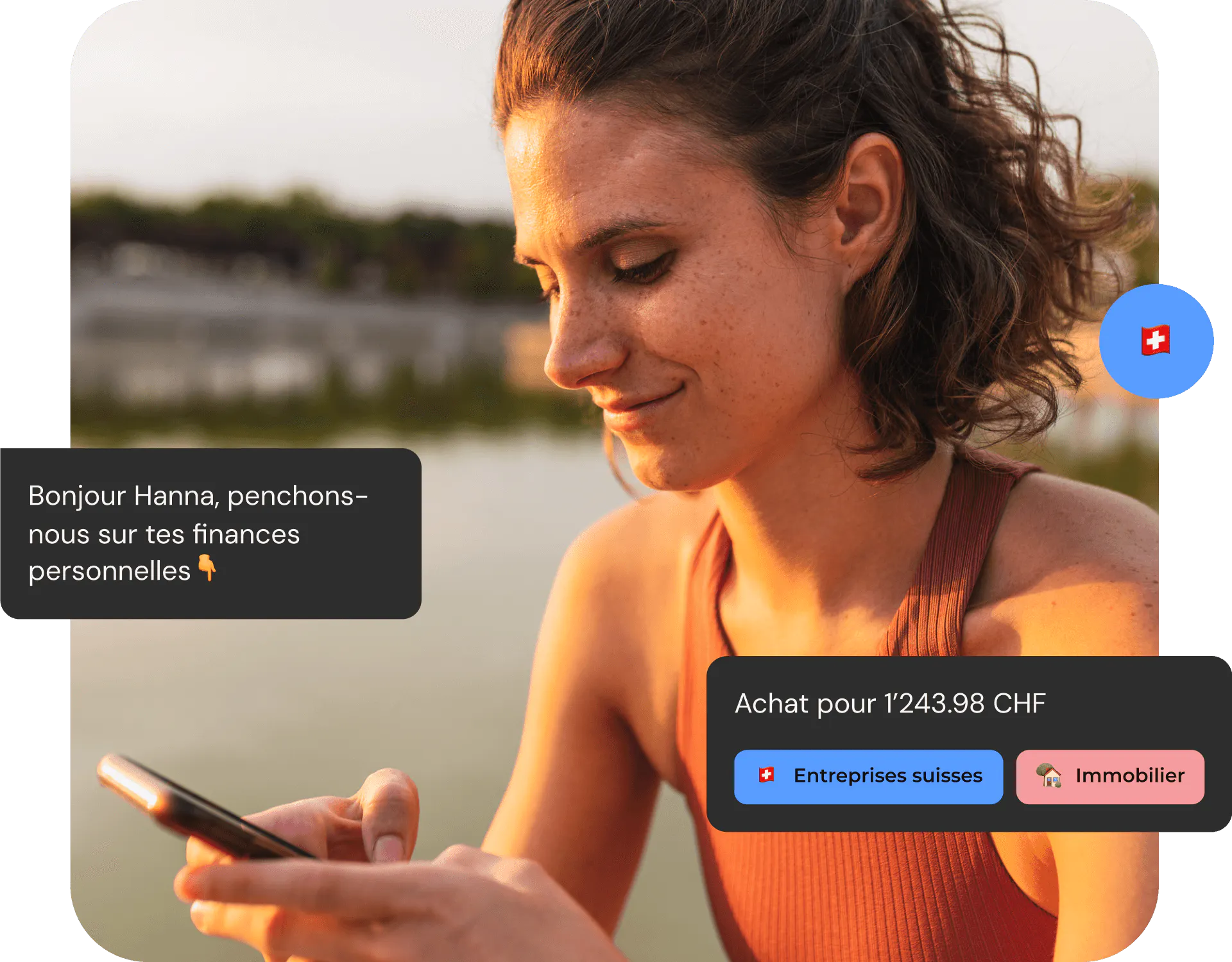 Femme heureuse tenant un téléphone avec des éléments de l'interface Selma