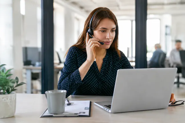 Commerciale réalisant une campagne de phoning en entreprise
