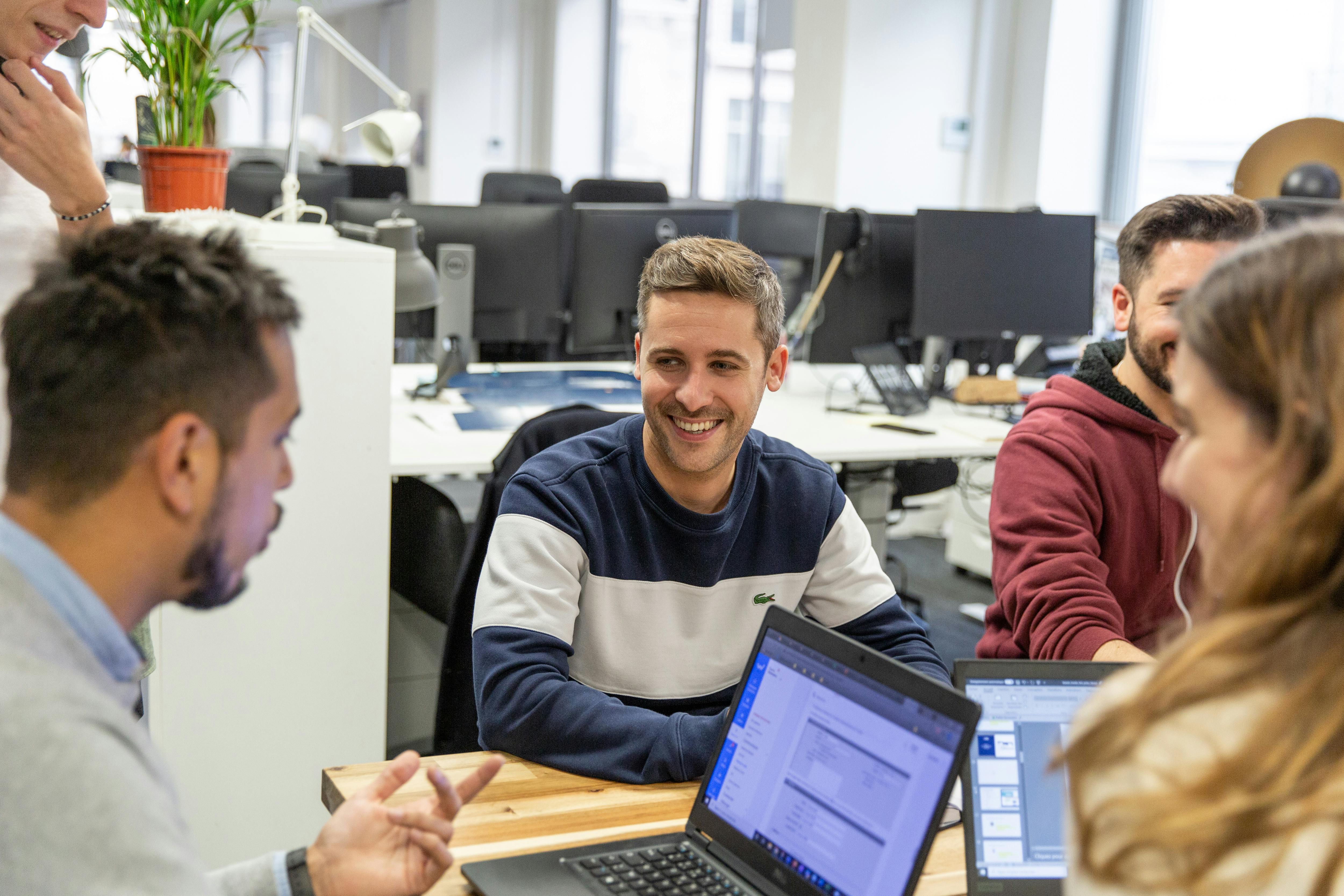 collaborateurs Sewan en réunion souriants