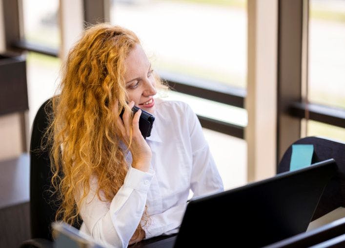 femme au téléphone via un standard téléphonique d'entreprise