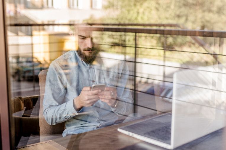 homme utilisant internet fibre optique après fin du cuivre