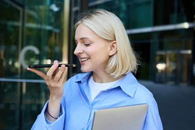 Femme utilisant la synthèse vocale TTS sur smartphone