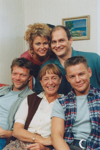 The Gustavsson family, from the left: Mikael Rundquist - Kent, Ing-Marie Carlsson - Mimmi, Mona Andersson - Gunvor, Bertram Heribertson - Reine, and Kim Sulocki - Jimmy. Tre kronor © AB Svensk Filmindustri. Photo: Joakim Strömholm/Tv4