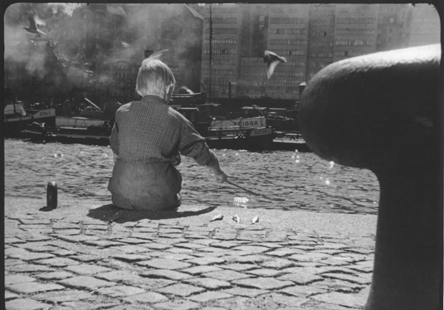 Människor i stad © 1947 AB Svensk Filmindustri