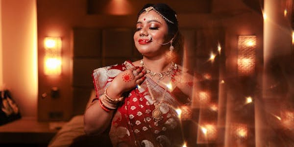 Bride showing her saree
