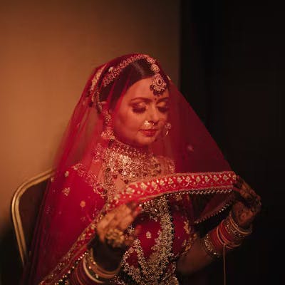  Elegant Veiled Bridal Pose