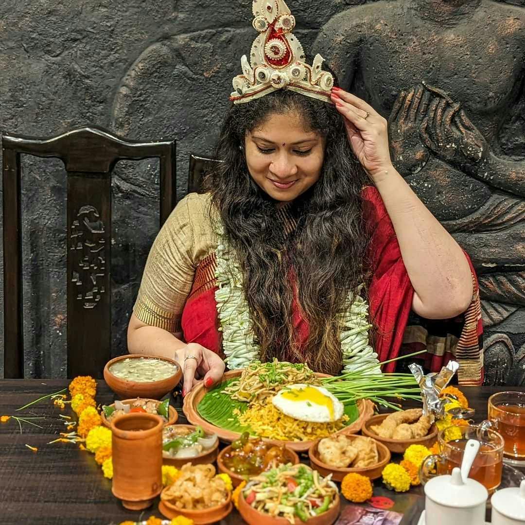 Bride eating her aiburobhaat meal 