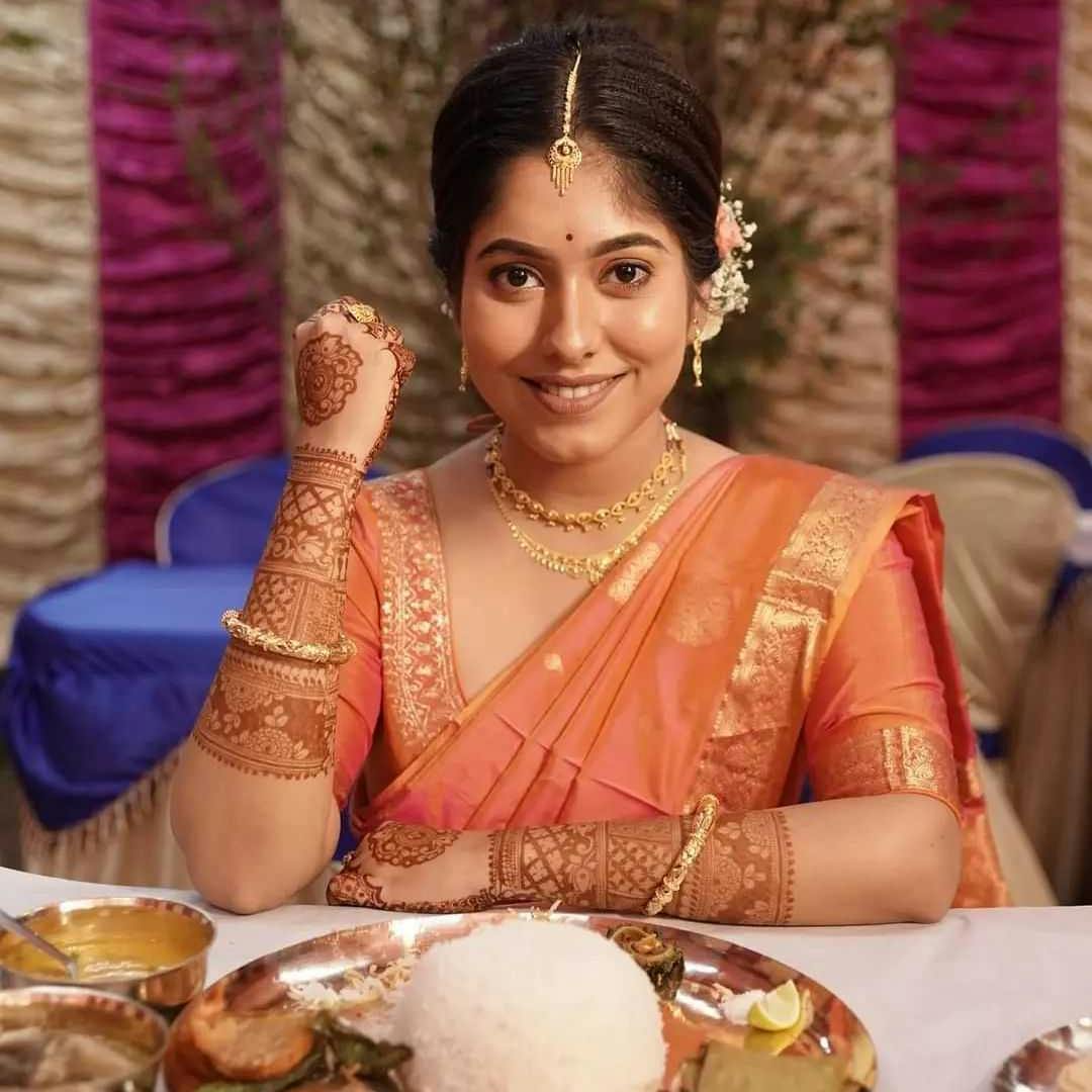 Bride having her aiburobhaat lunch pic