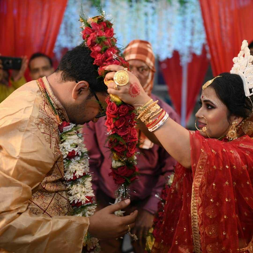 Exchange of garlands during wedding