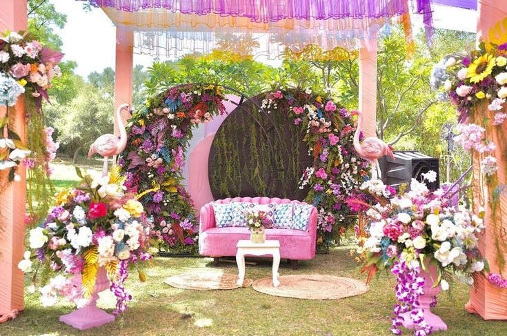 Chariot Style Wedding Stage Decoration Idea