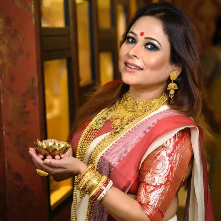 Ethnic Blended Bengali Reception Look For Bride