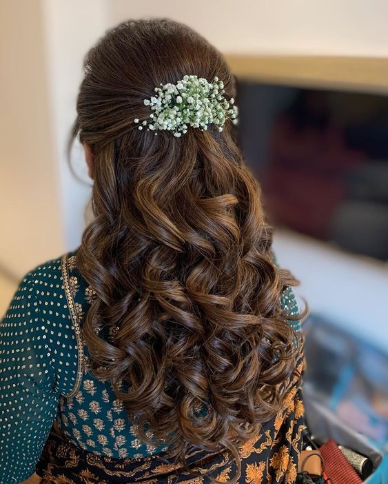 Best Open Hairstyles With Flowers खल बल म फल लगन क तरक जन  Khule Balon Me Kaise Lagayen Phool  easy to do open hairstyles with  flowers  HerZindagi
