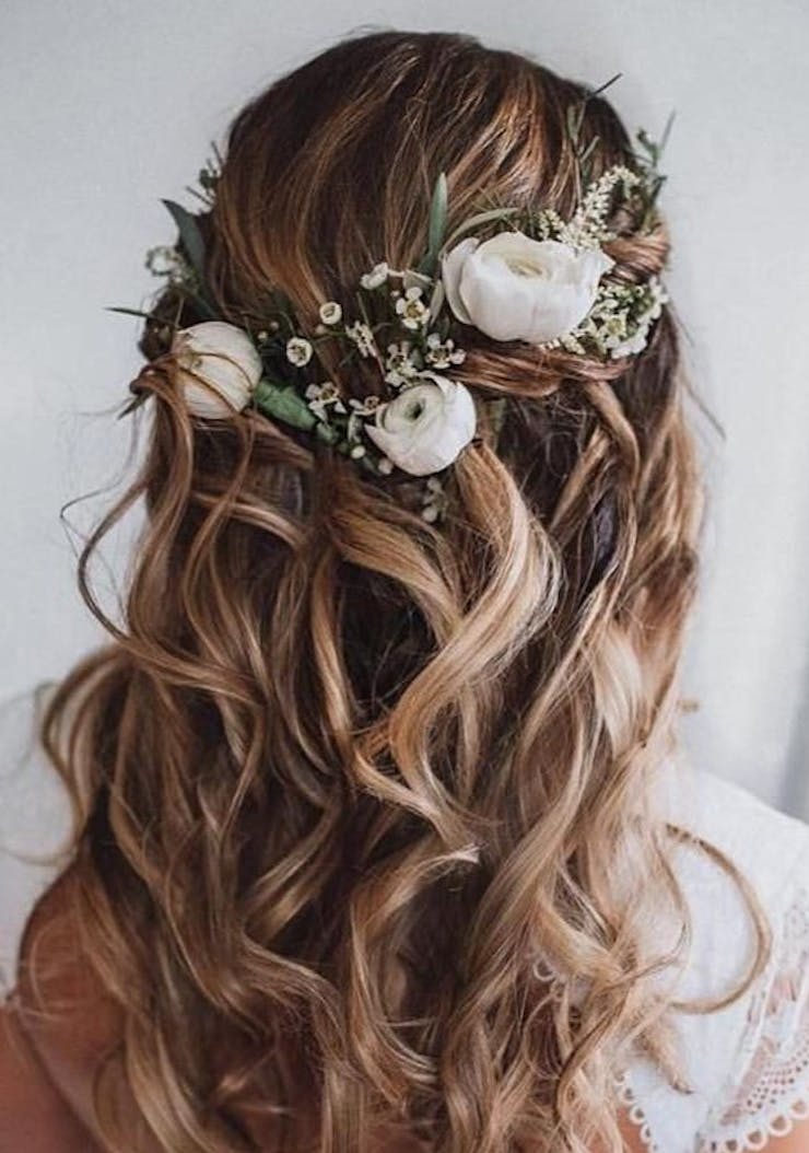 Wavy floral crown haistyle