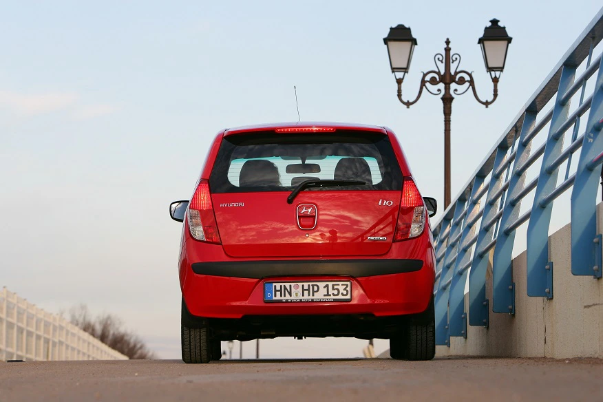 Hyundai i10 Aussenansicht Heck statisch rot