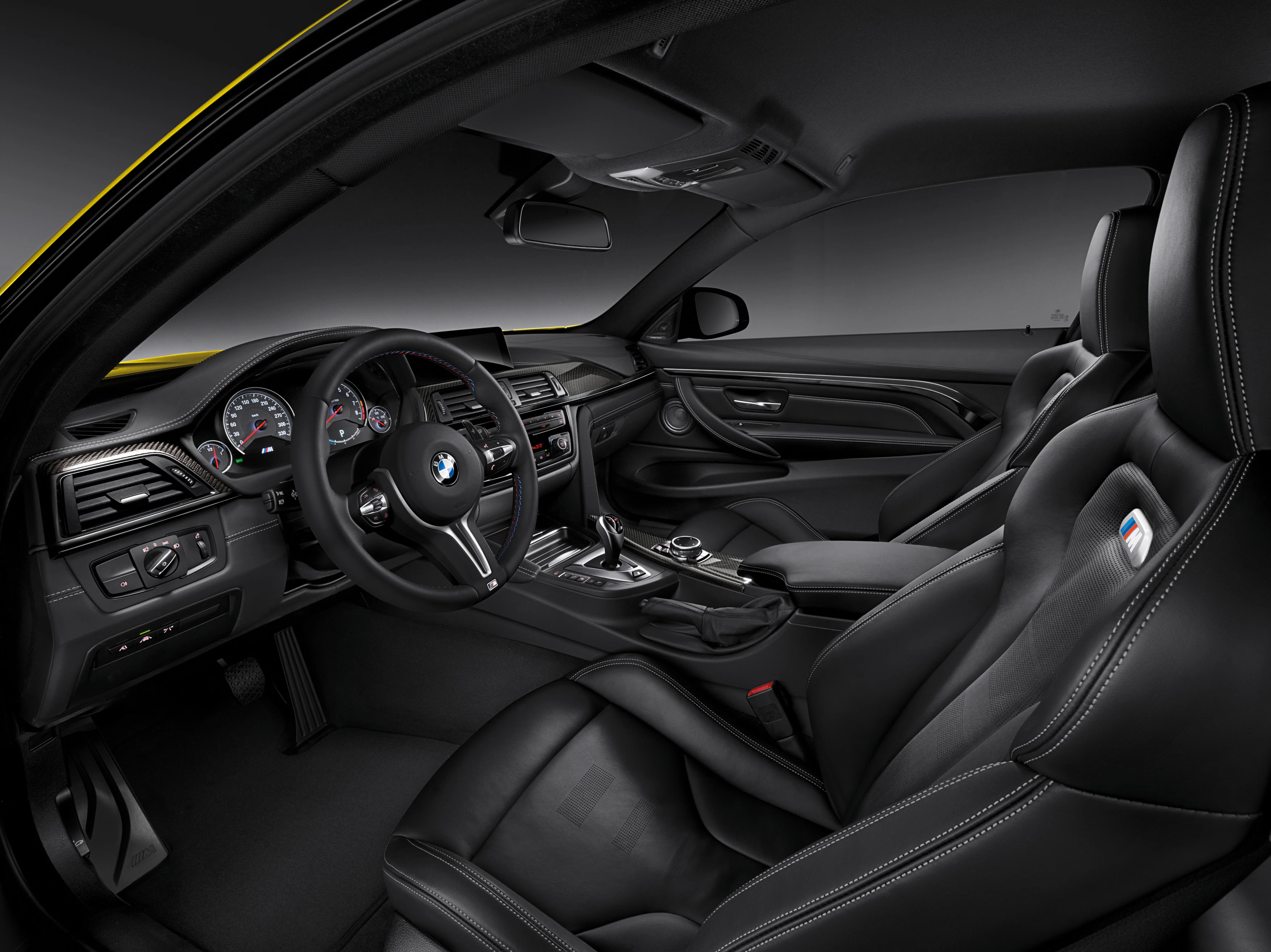 Innenraum eines luxuriösen Autos mit schwarzem Lederinterieur, modernen Anzeigen und Multifunktionslenkrad. Atmosphäre hochwertig und elegant.
