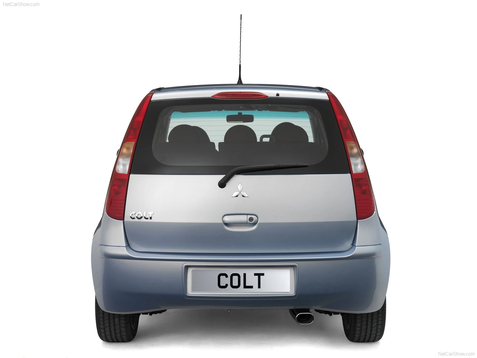 Ein silberfarbener Kleinwagen von hinten, mit dem Schriftzug "COLT" und einem Mitsubishi-Logo in der Mitte der Kofferraumklappe.