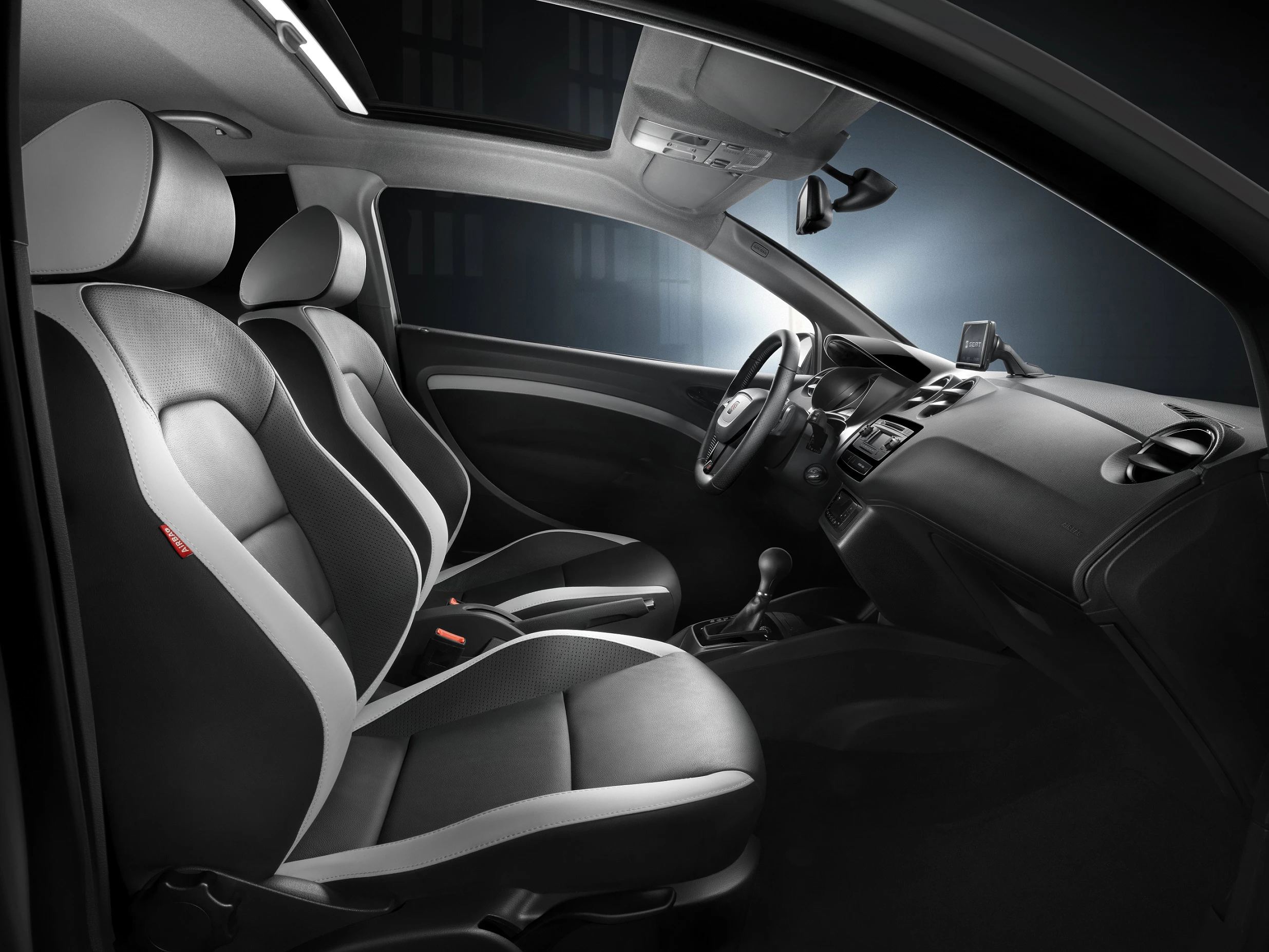 SEAT Ibiza Cupra 6P Innenansicht Vordersitze und Armaturenbrett beifahrerseitig
