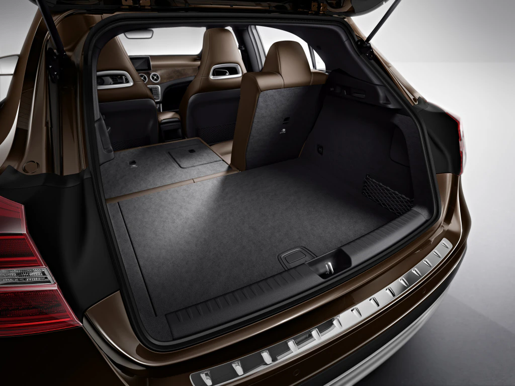 Geöffneter Kofferraum eines Autos, der geräumig und leer erscheint. Die Rücksitze sind hochgeklappt, und die Innenverkleidung ist dunkel und elegant.