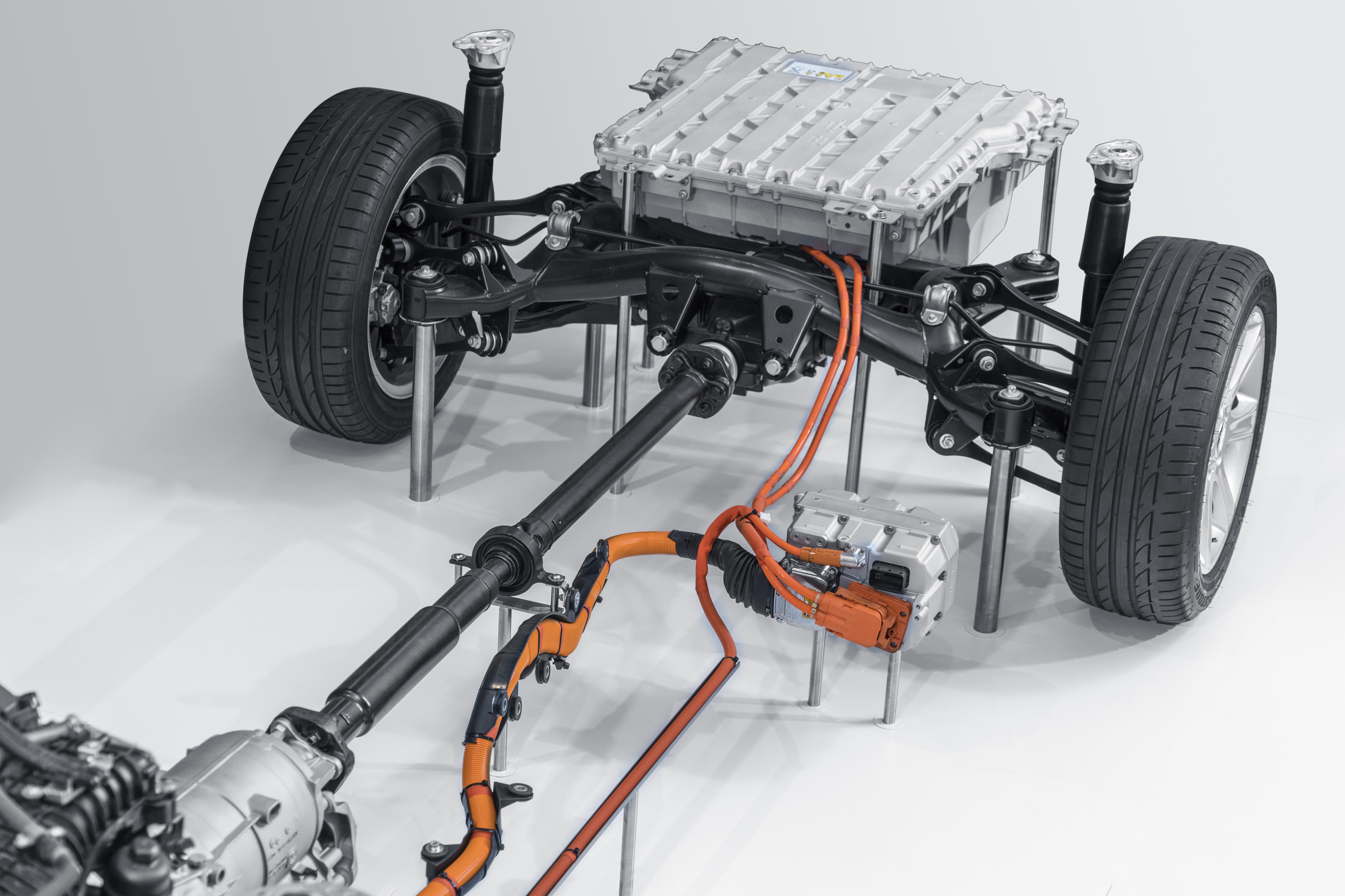 Elektrische Fahrzeugplattform mit Batterie, Achsen und Verkabelung, aufgeständert zur Ansicht, modern und technisch ausgelegt.